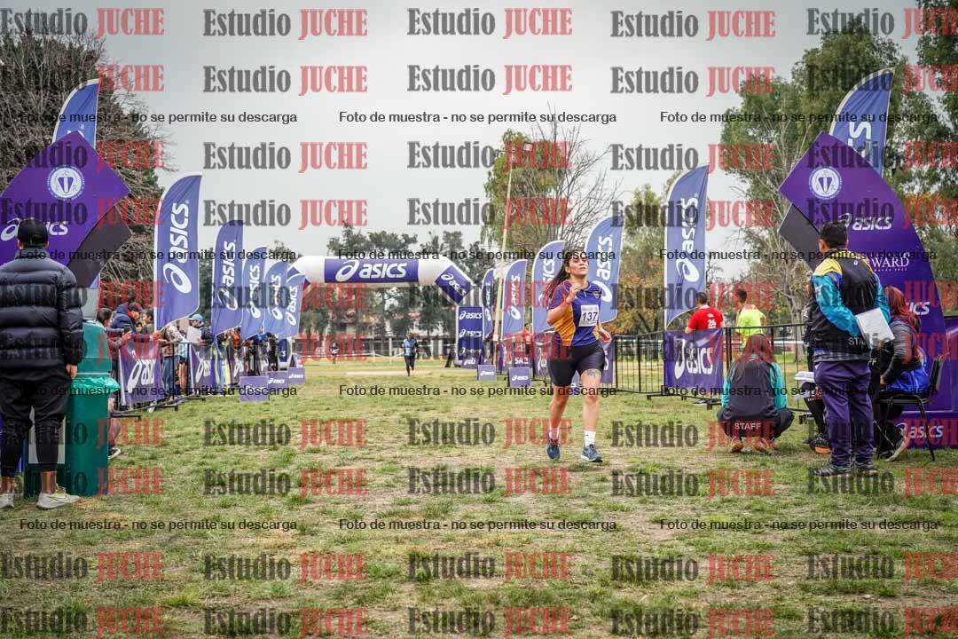 Fotos de la llegada del cross de 6000 m - running teams mujeres y varones