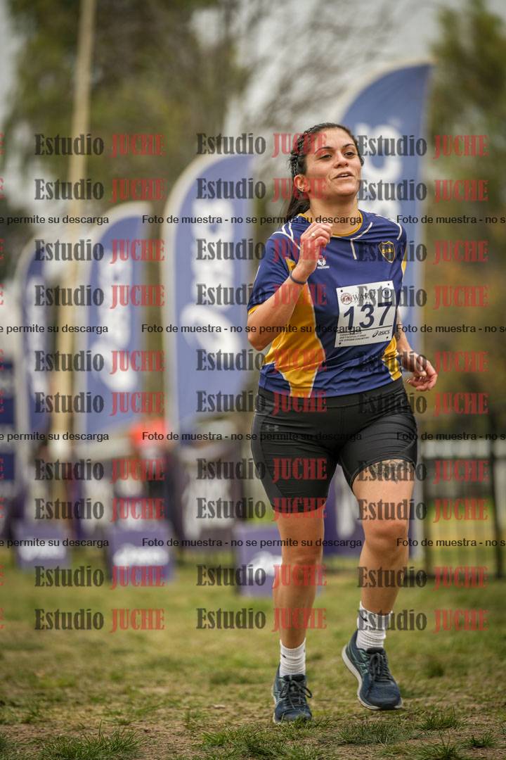 Fotos de la llegada del cross de 6000 m - running teams mujeres y varones