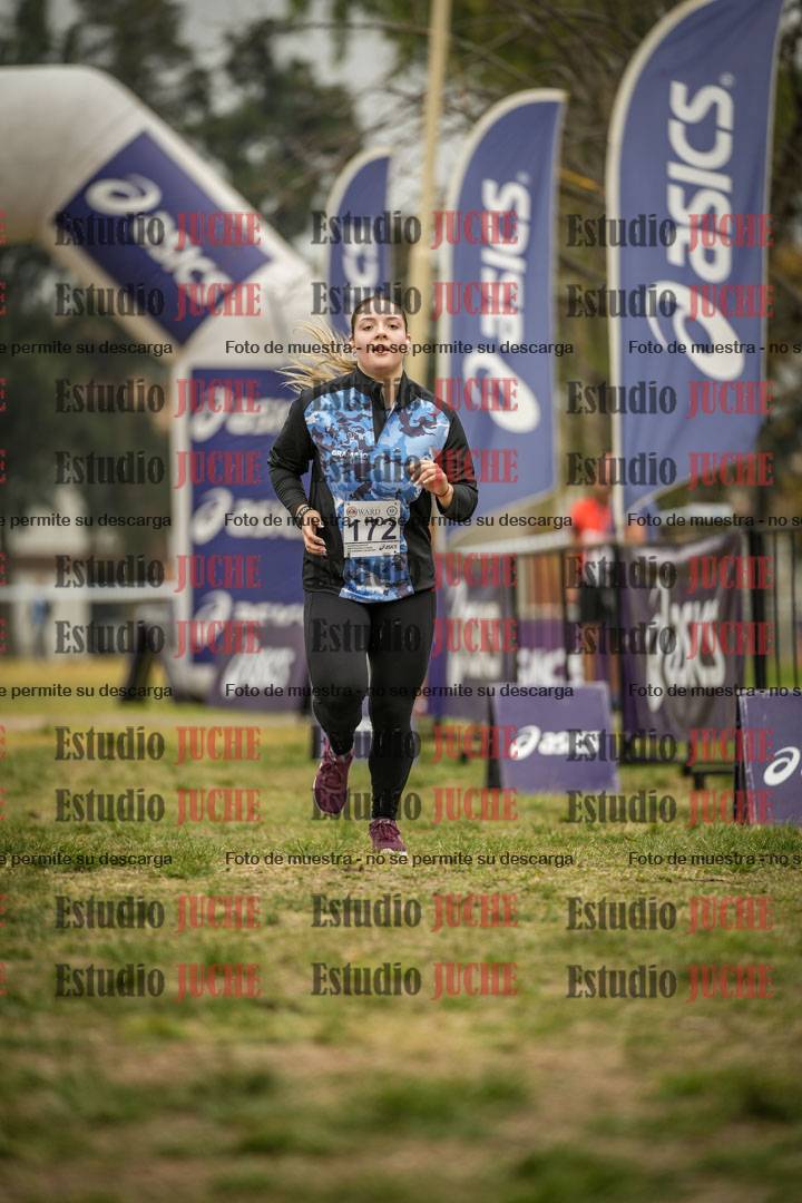 Fotos de la llegada del cross de 6000 m - running teams mujeres y varones