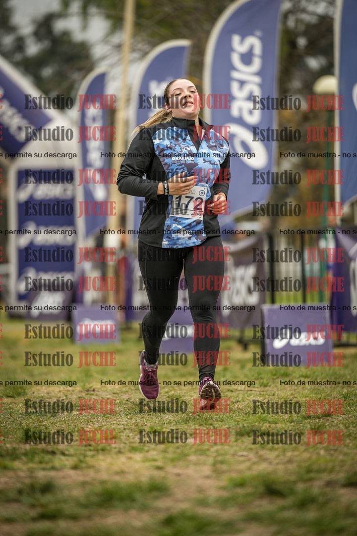 Fotos de la llegada del cross de 6000 m - running teams mujeres y varones