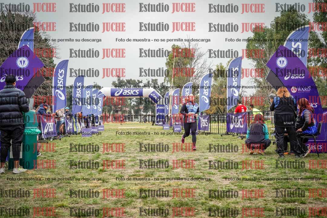 Fotos de la llegada del cross de 6000 m - running teams mujeres y varones