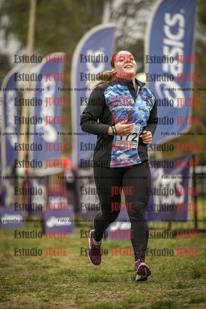 Fotos de la llegada del cross de 6000 m - running teams mujeres y varones