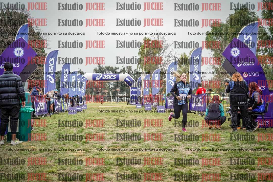 Fotos de la llegada del cross de 6000 m - running teams mujeres y varones