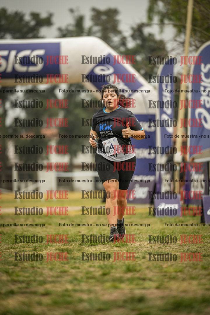Fotos de la llegada del cross de 6000 m - running teams mujeres y varones