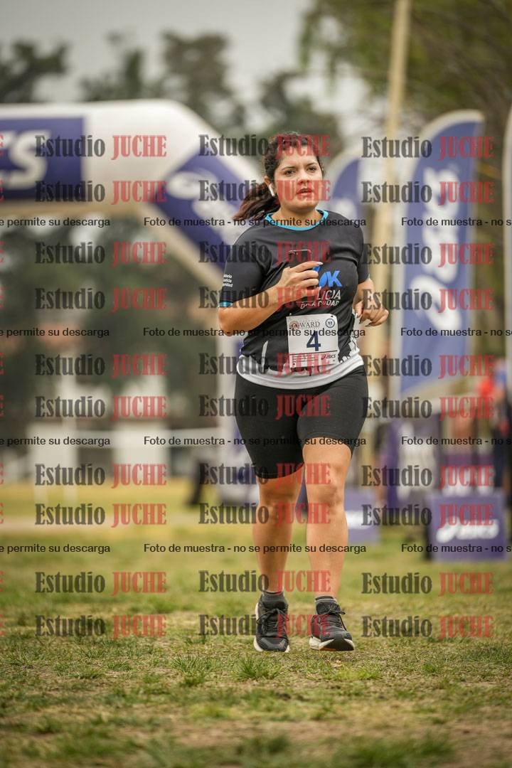 Fotos de la llegada del cross de 6000 m - running teams mujeres y varones