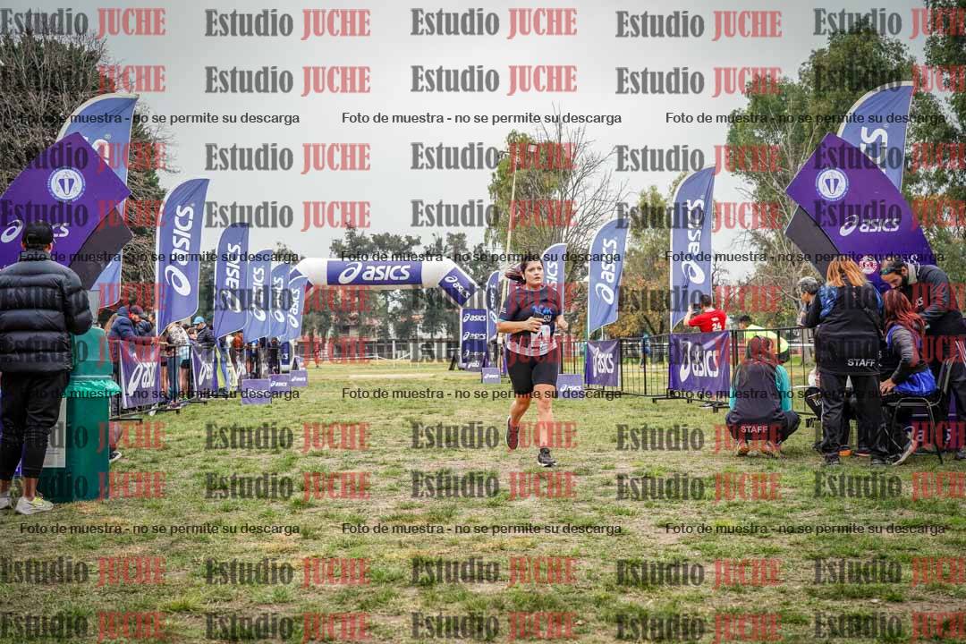 Fotos de la llegada del cross de 6000 m - running teams mujeres y varones