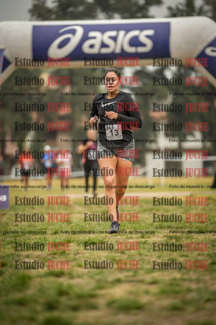 Fotos de la llegada del cross de 6000 m - running teams mujeres y varones