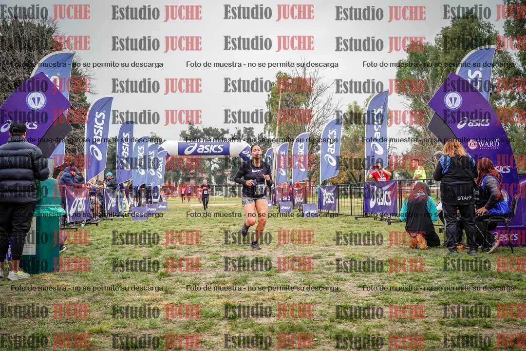 Fotos de la llegada del cross de 6000 m - running teams mujeres y varones