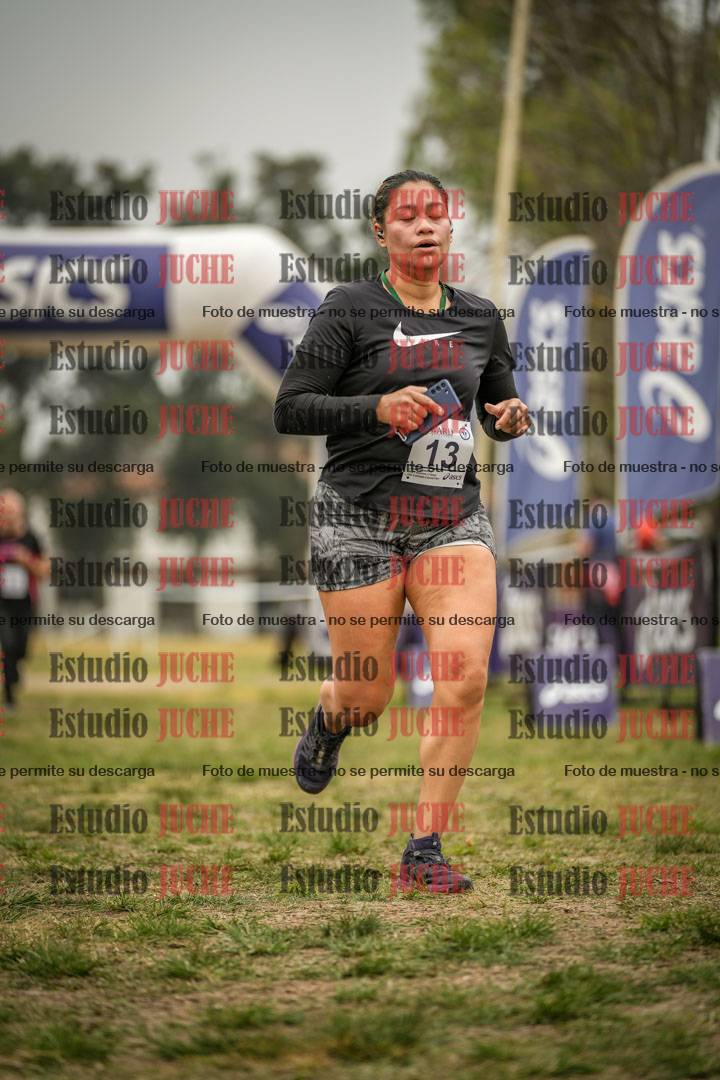 Fotos de la llegada del cross de 6000 m - running teams mujeres y varones