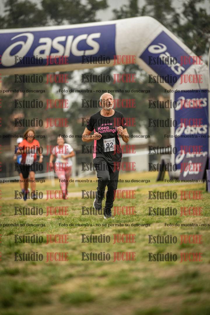 Fotos de la llegada del cross de 6000 m - running teams mujeres y varones