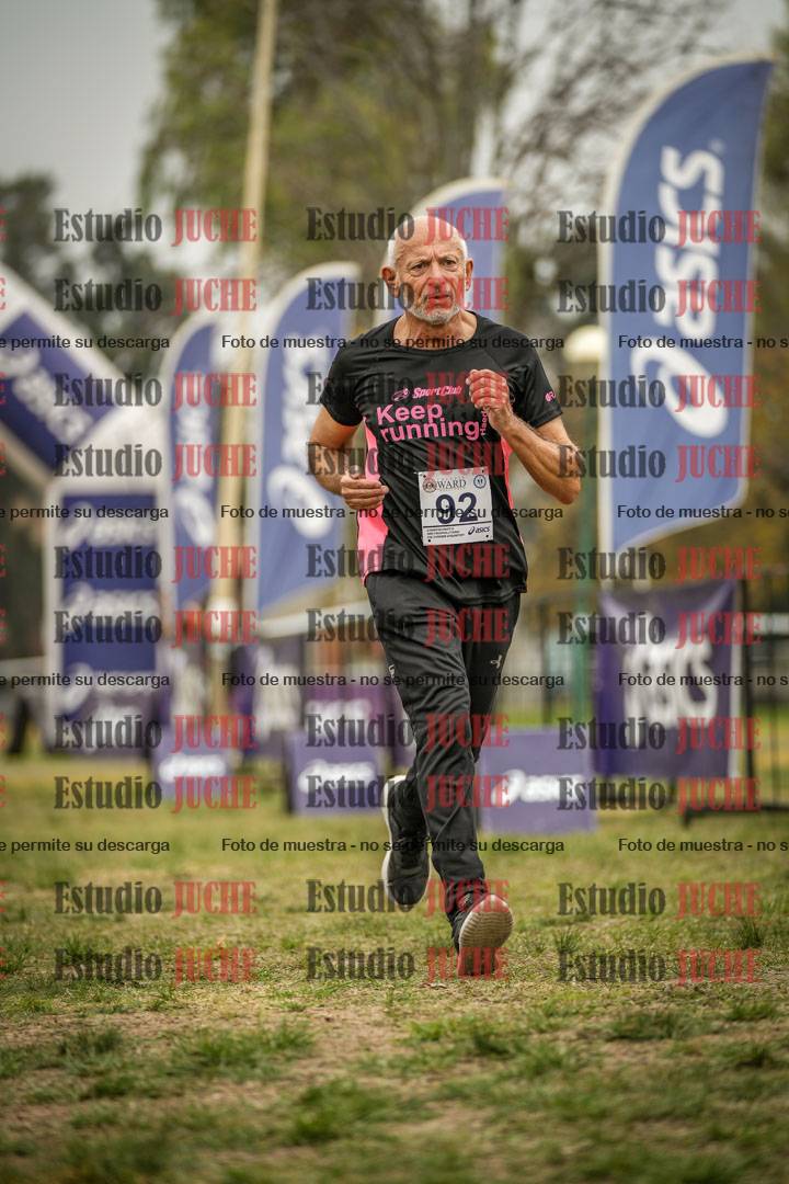 Fotos de la llegada del cross de 6000 m - running teams mujeres y varones