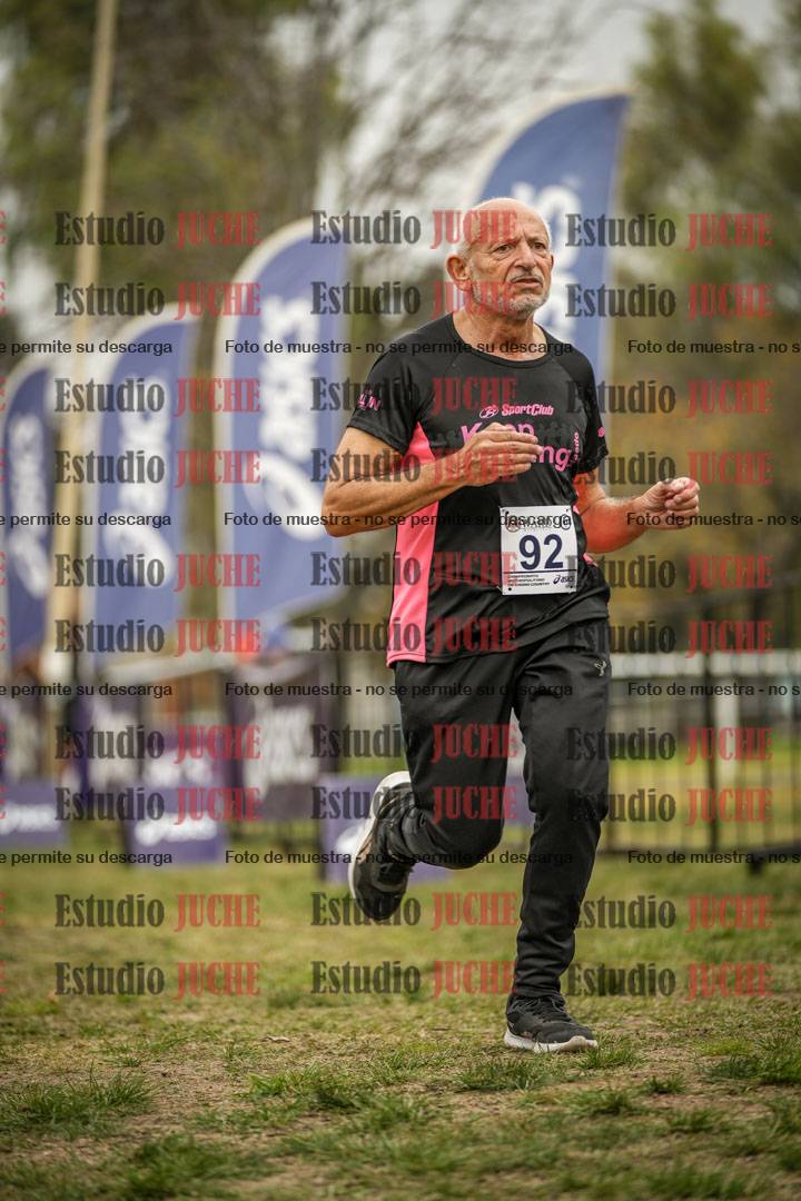 Fotos de la llegada del cross de 6000 m - running teams mujeres y varones