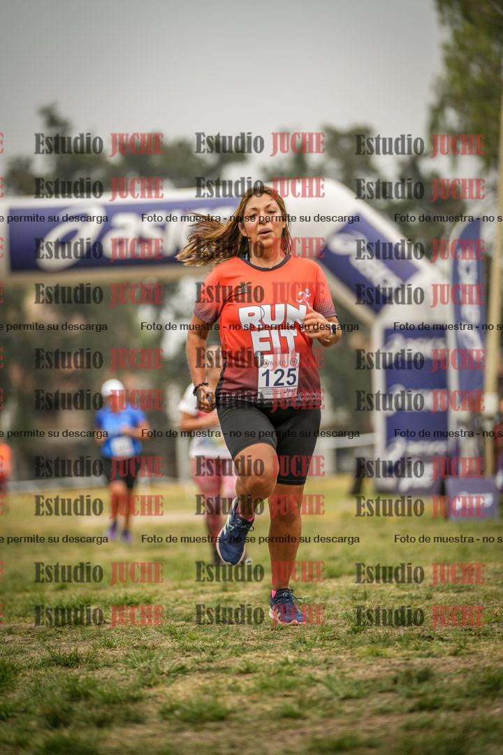 Fotos de la llegada del cross de 6000 m - running teams mujeres y varones