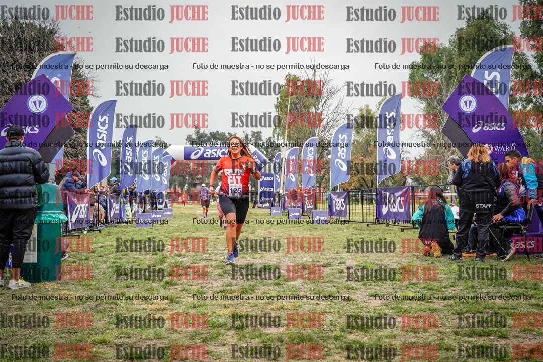 Fotos de la llegada del cross de 6000 m - running teams mujeres y varones