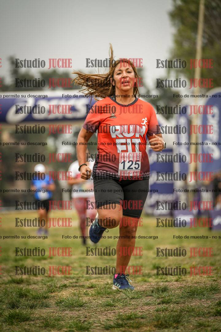 Fotos de la llegada del cross de 6000 m - running teams mujeres y varones