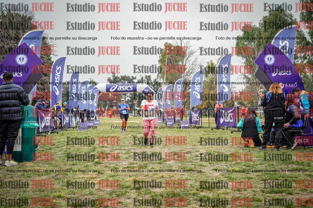 Fotos de la llegada del cross de 6000 m - running teams mujeres y varones