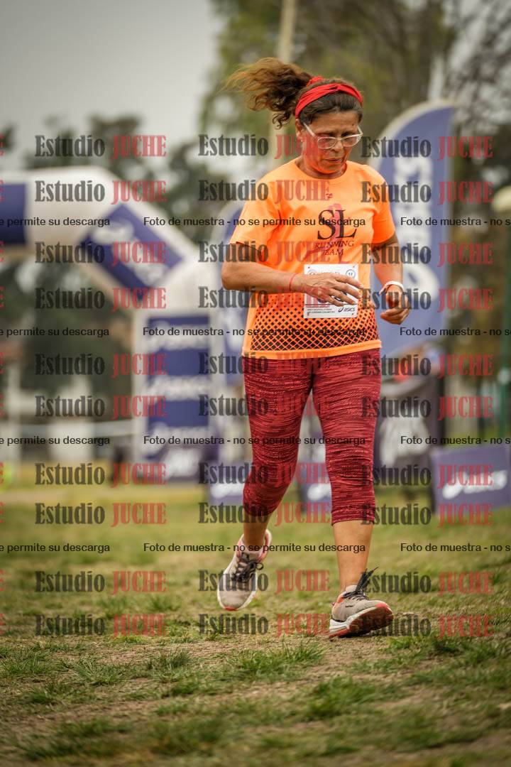 Fotos de la llegada del cross de 6000 m - running teams mujeres y varones