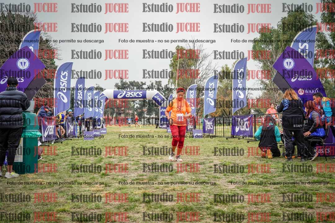 Fotos de la llegada del cross de 6000 m - running teams mujeres y varones