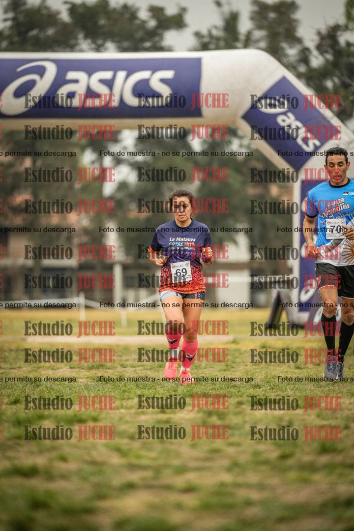 Fotos de la llegada del cross de 6000 m - running teams mujeres y varones