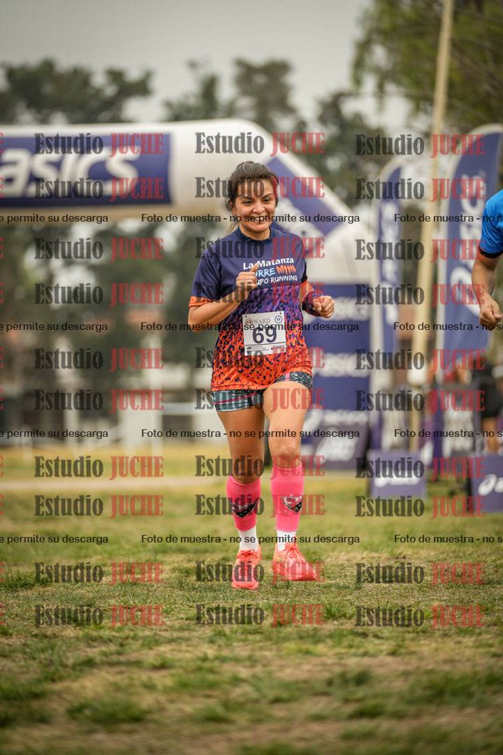 Fotos de la llegada del cross de 6000 m - running teams mujeres y varones