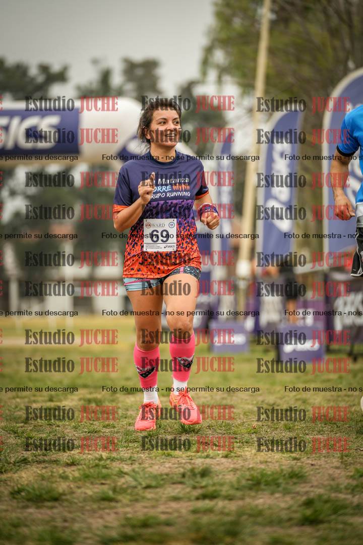Fotos de la llegada del cross de 6000 m - running teams mujeres y varones