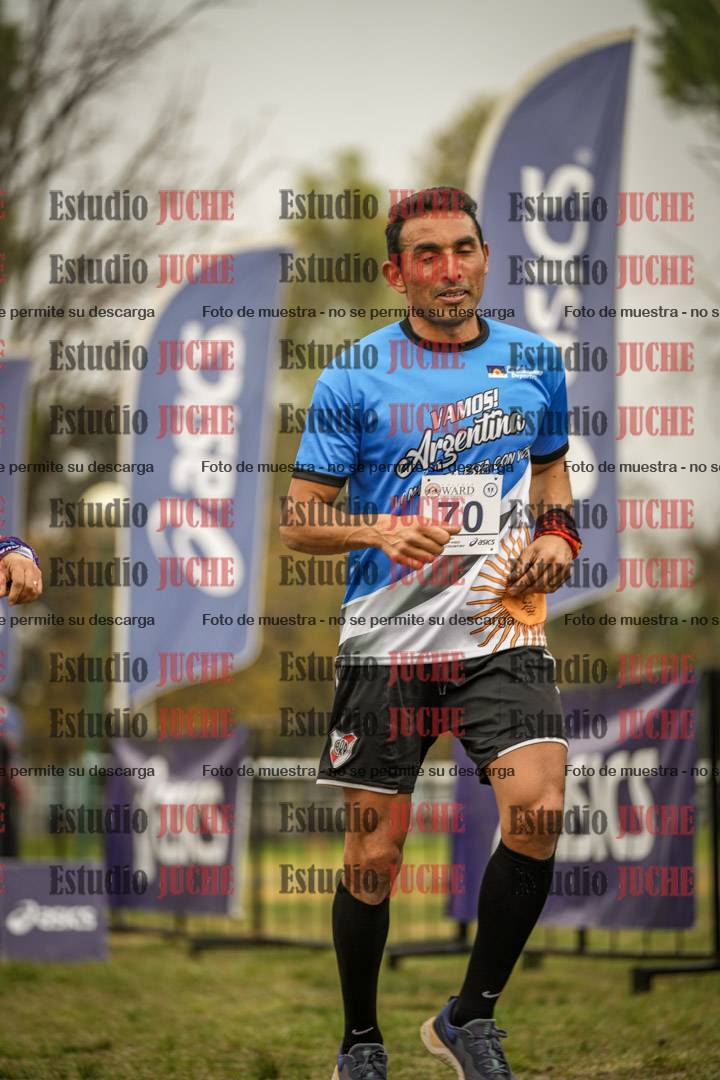 Fotos de la llegada del cross de 6000 m - running teams mujeres y varones