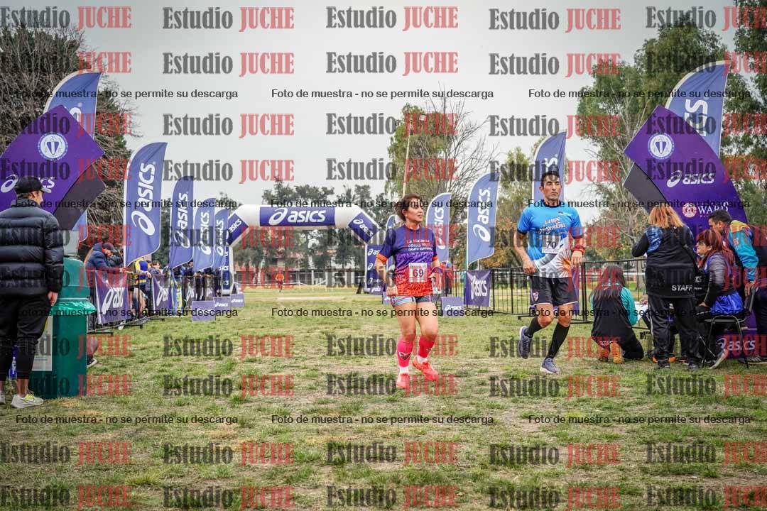 Fotos de la llegada del cross de 6000 m - running teams mujeres y varones