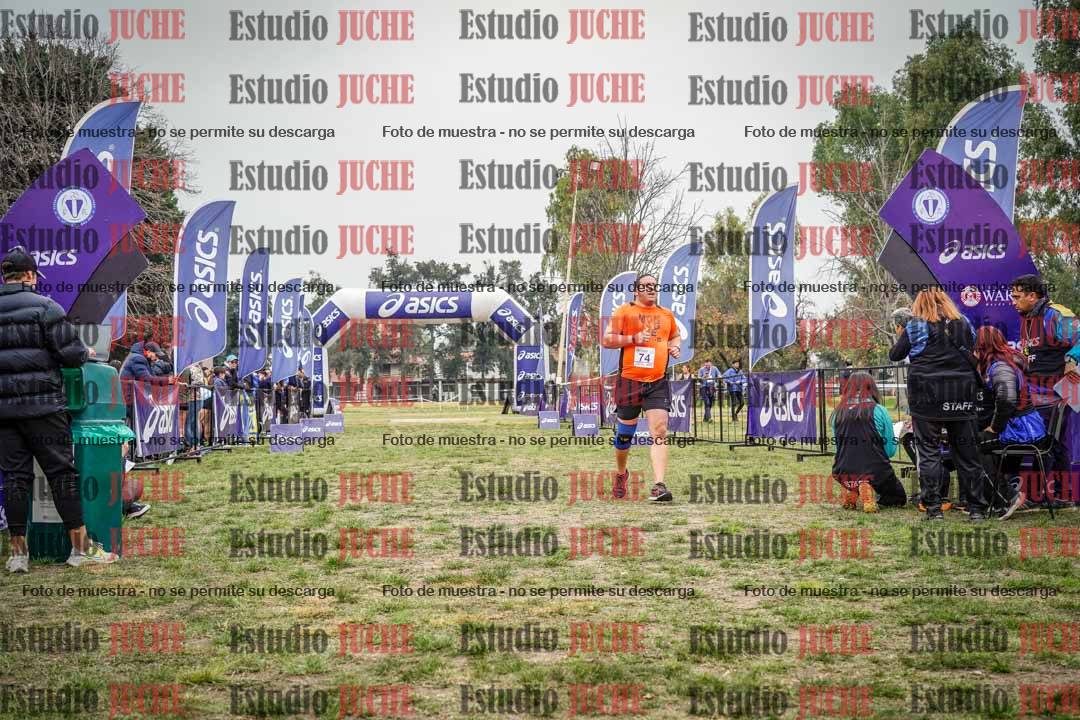 Fotos de la llegada del cross de 6000 m - running teams mujeres y varones