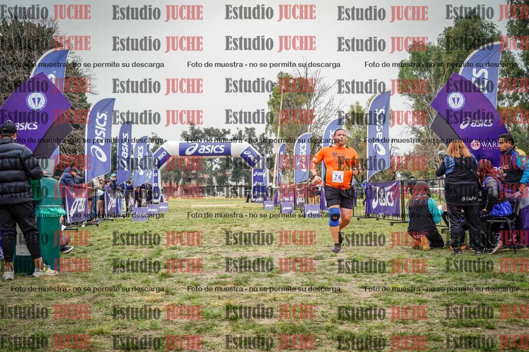 Fotos de la llegada del cross de 6000 m - running teams mujeres y varones