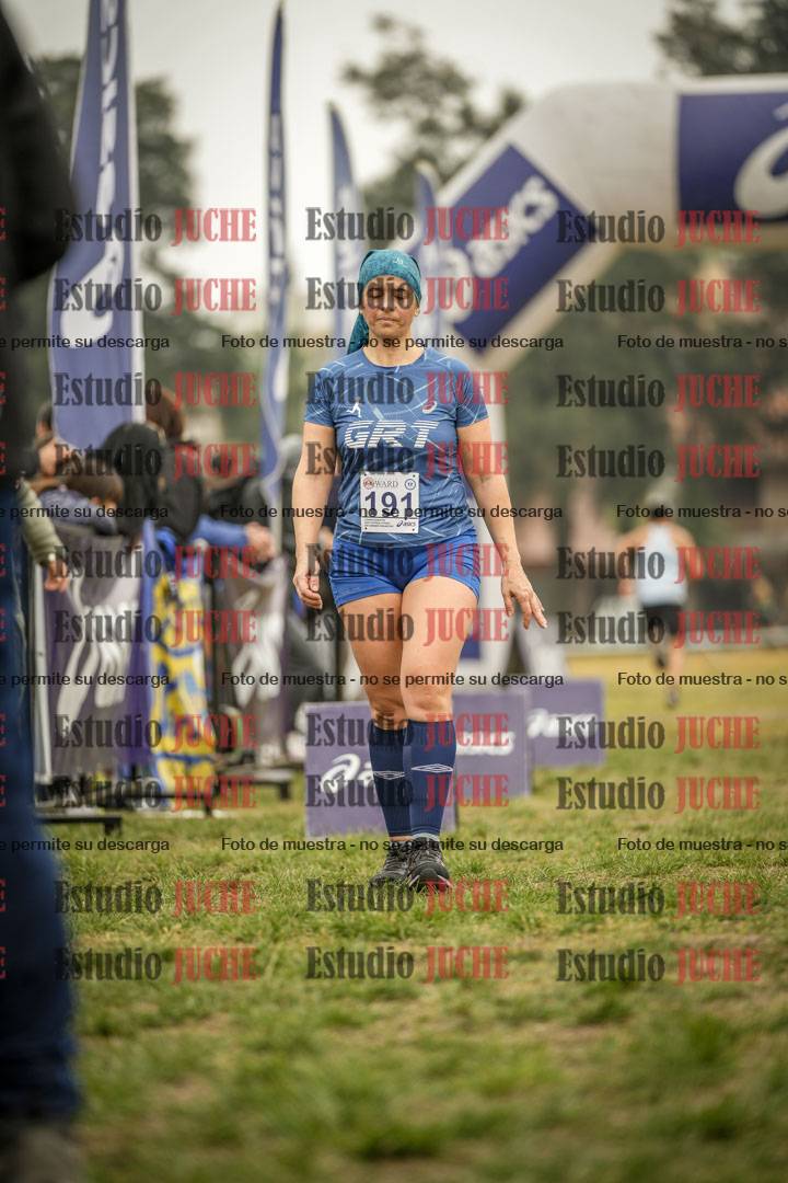 Fotos de la llegada del cross de 6000 m - running teams mujeres y varones