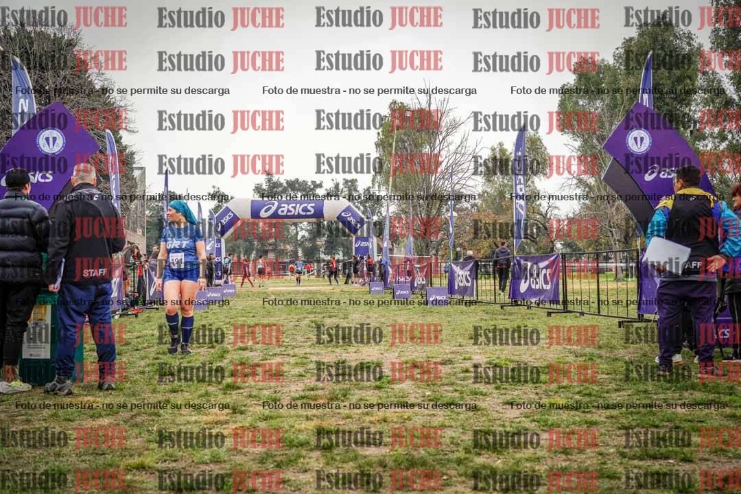 Fotos de la llegada del cross de 6000 m - running teams mujeres y varones