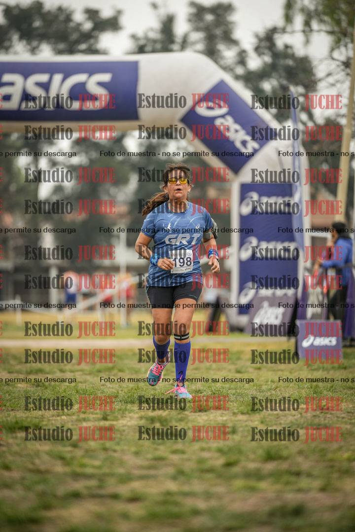 Fotos de la llegada del cross de 6000 m - running teams mujeres y varones