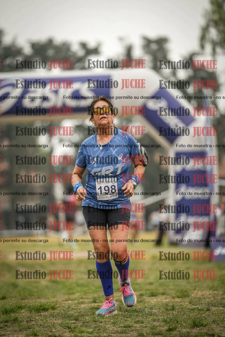 Fotos de la llegada del cross de 6000 m - running teams mujeres y varones