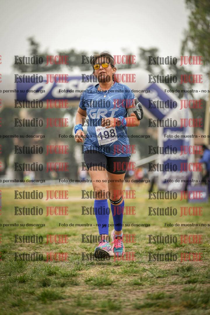 Fotos de la llegada del cross de 6000 m - running teams mujeres y varones