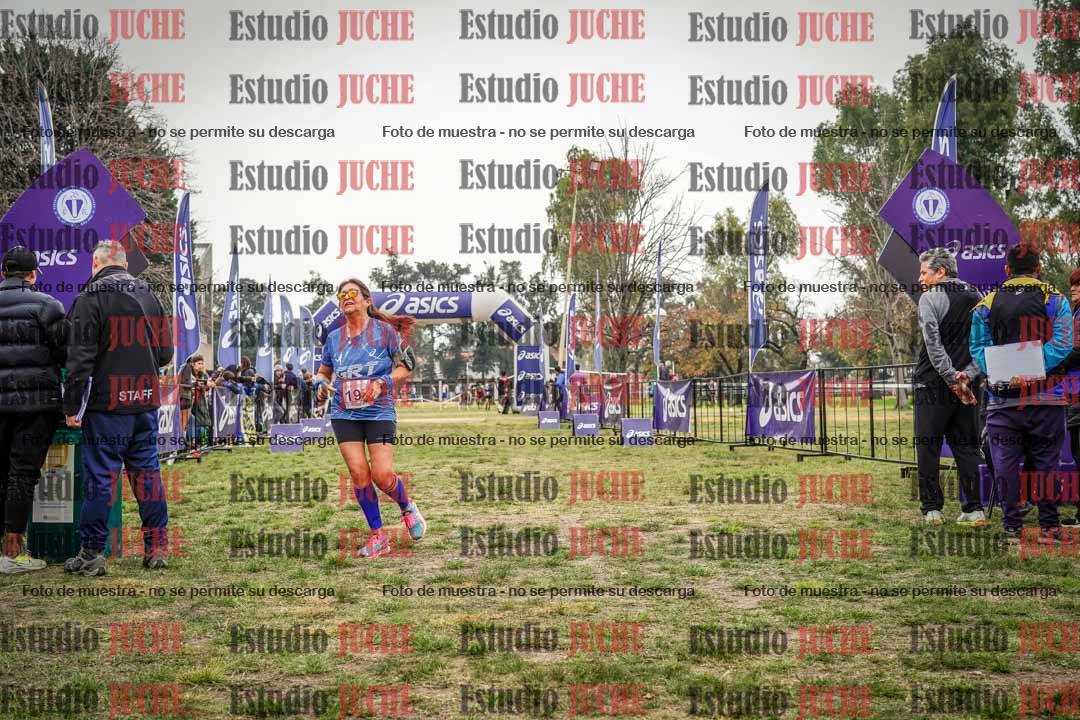 Fotos de la llegada del cross de 6000 m - running teams mujeres y varones