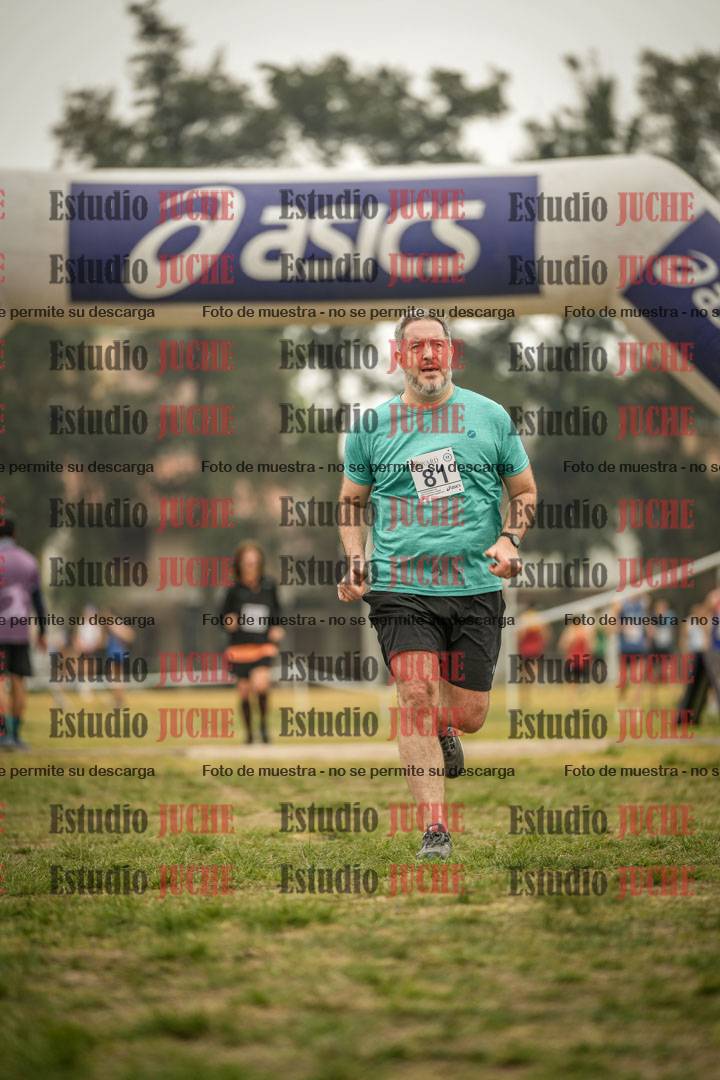 Fotos de la llegada del cross de 6000 m - running teams mujeres y varones