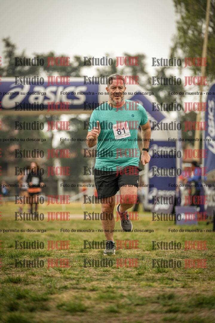 Fotos de la llegada del cross de 6000 m - running teams mujeres y varones