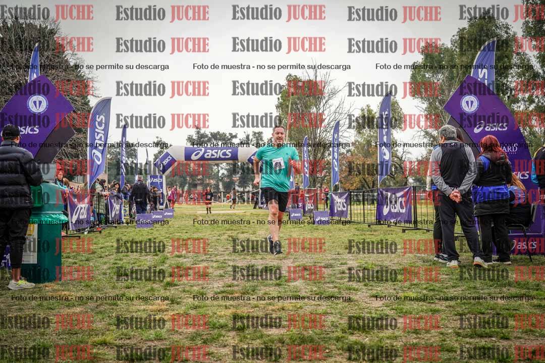 Fotos de la llegada del cross de 6000 m - running teams mujeres y varones