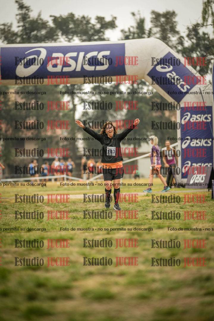 Fotos de la llegada del cross de 6000 m - running teams mujeres y varones