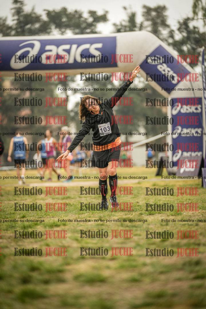 Fotos de la llegada del cross de 6000 m - running teams mujeres y varones