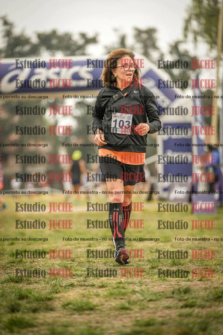 Fotos de la llegada del cross de 6000 m - running teams mujeres y varones