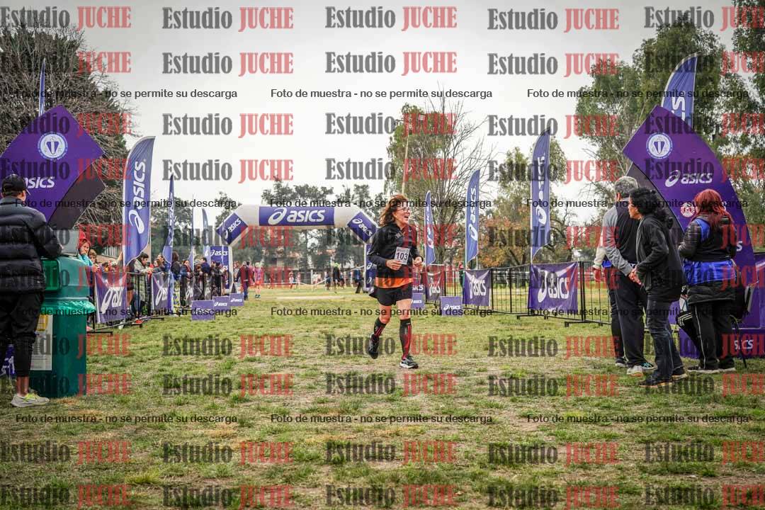 Fotos de la llegada del cross de 6000 m - running teams mujeres y varones