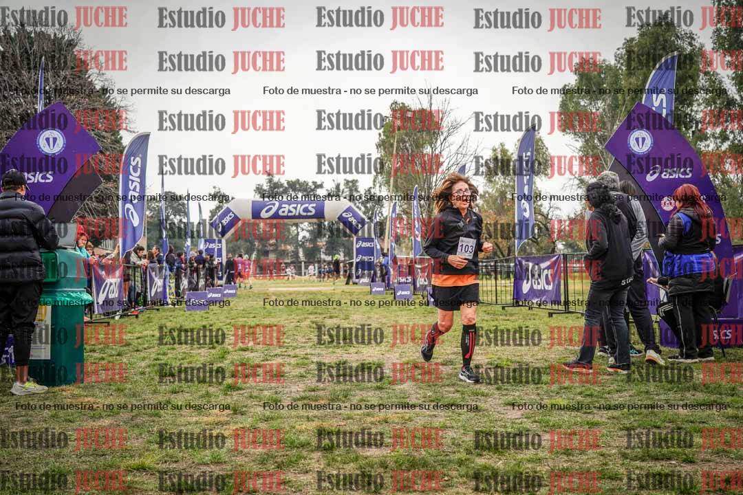 Fotos de la llegada del cross de 6000 m - running teams mujeres y varones