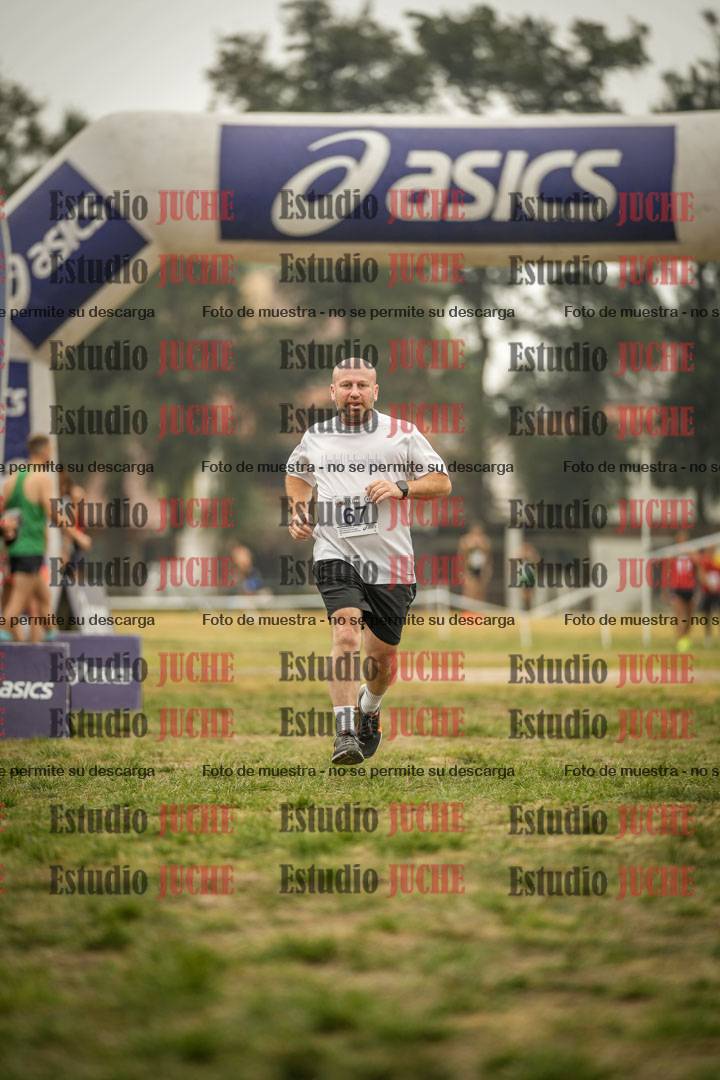 Fotos de la llegada del cross de 6000 m - running teams mujeres y varones