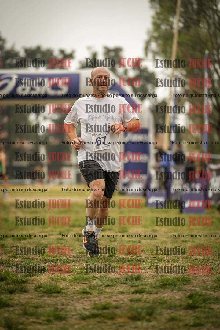 Fotos de la llegada del cross de 6000 m - running teams mujeres y varones