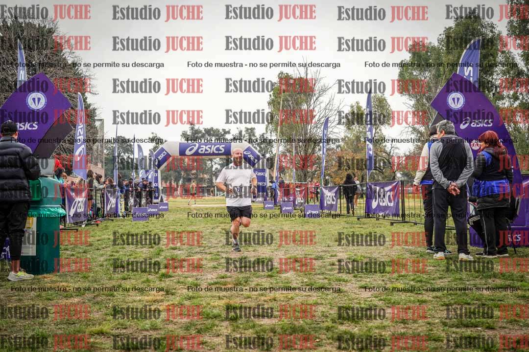 Fotos de la llegada del cross de 6000 m - running teams mujeres y varones