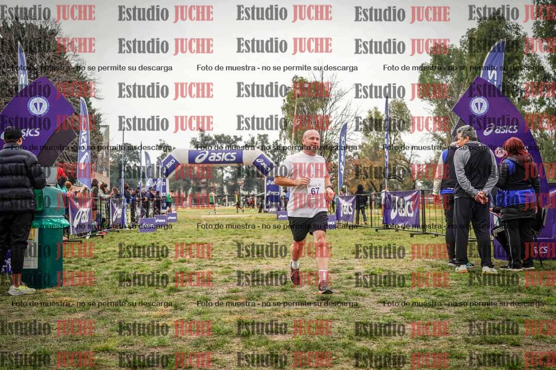 Fotos de la llegada del cross de 6000 m - running teams mujeres y varones
