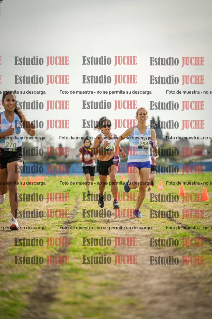Fotos de la llegada del cross de 4000 m - mujeres