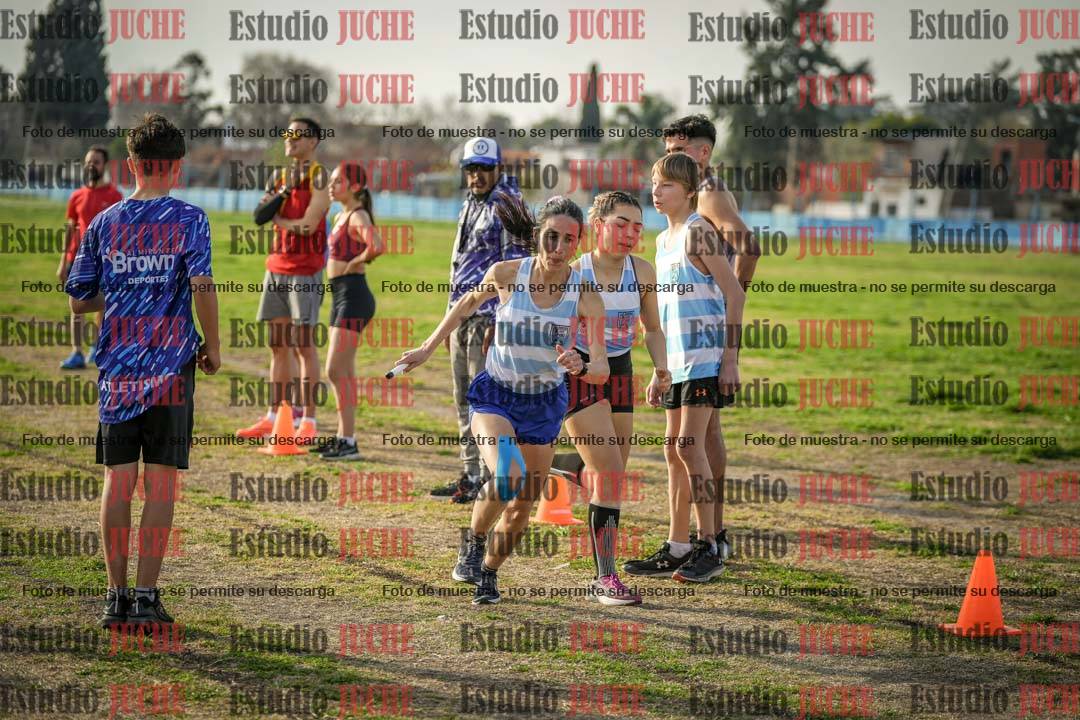 Fotos en el segundo relevo (2000 m de carrera)
