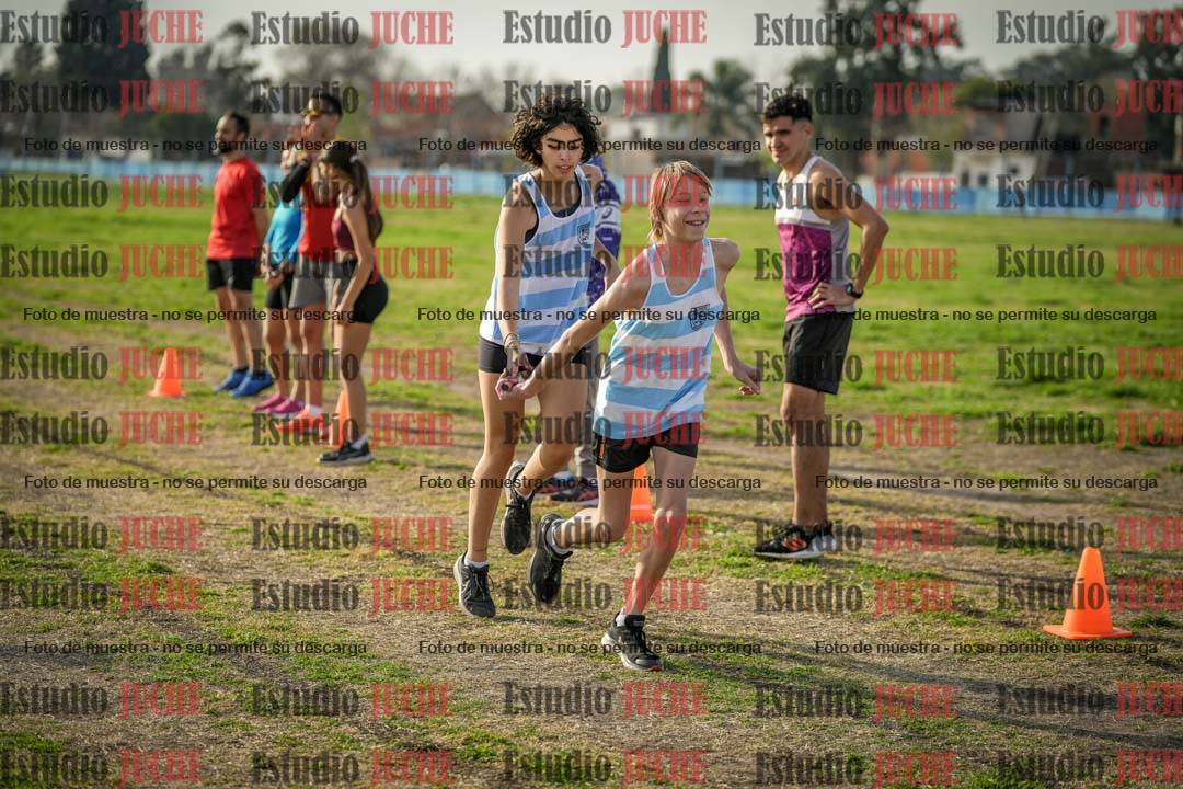 Fotos en el segundo relevo (2000 m de carrera)
